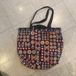 Lesportsac large pattern zipper tote